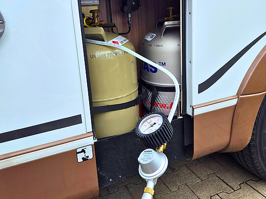 Prüfung der Flüssiggasanlage mit Manometer an einem Wohnwagen